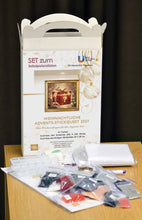 Lade das Bild in den Galerie-Viewer, Stickpackung mit Perlen "Weihnachtlische Advent-Stickquest 2027"