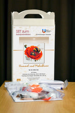 Lade das Bild in den Galerie-Viewer, Stickpackung mit Perlen "Hummel und Mohnblume"