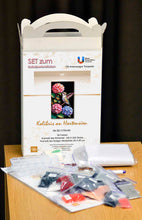 Lade das Bild in den Galerie-Viewer, Stickpackung mit Perlen "Kolibris an Hortensien"