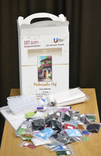 Lade das Bild in den Galerie-Viewer, Stickpackung mit Perlen "Malerischer Hof"