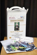 Lade das Bild in den Galerie-Viewer, Stickpackung mit Perlen "Pandas im Bambuswald"