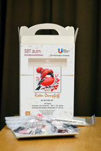 Lade das Bild in den Galerie-Viewer, Stickpackung mit Perlen "Roter Dompfaff"