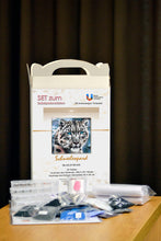 Lade das Bild in den Galerie-Viewer, Stickpackung mit Perlen "Schneeleopard"
