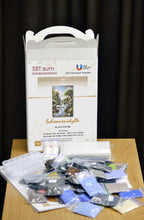 Lade das Bild in den Galerie-Viewer, Stickpackung mit Perlen "Schwanenidylle"