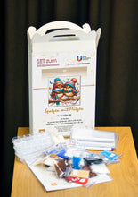 Lade das Bild in den Galerie-Viewer, Stickpackung mit Perlen "Spatzen mit Mützen"