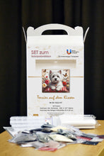 Lade das Bild in den Galerie-Viewer, Stickpackung mit Perlen "Terrier auf dem Kissen"