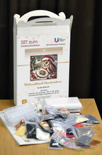 Lade das Bild in den Galerie-Viewer, Stickpackung mit Perlen "Weihnachtseule-Handwerkerin"
