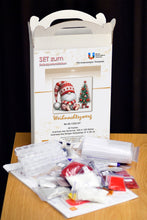 Lade das Bild in den Galerie-Viewer, Stickpackung mit Perlen "Weihnachtszwerg"
