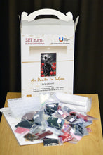 Lade das Bild in den Galerie-Viewer, Stickpackung mit Perlen "der Panter in Tulpen"