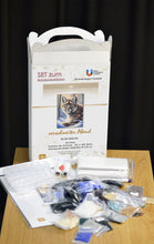 Lade das Bild in den Galerie-Viewer, Stickpackung mit Perlen "verschneiter Abend"