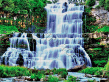 Lade das Bild in den Galerie-Viewer, Stickpackung mit Perlen "Wasserfall im Wald"