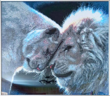 Lade das Bild in den Galerie-Viewer, Stickpackung mit Perlen "Löwenliebe"