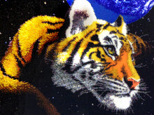 Lade das Bild in den Galerie-Viewer, Stickpackung mit Perlen "Tiger Planet"