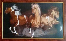 Lade das Bild in den Galerie-Viewer, Stickpackung mit Perlen "Drei Pferde"