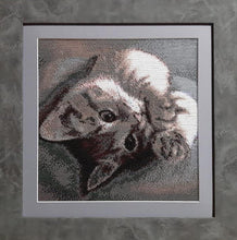 Lade das Bild in den Galerie-Viewer, Stickpackung mit Perlen "kleine Zuckerpuppe"