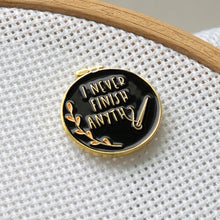 Lade das Bild in den Galerie-Viewer, Lustiger Needle Minder "Finish"