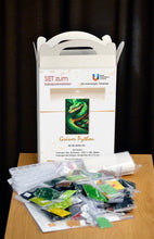Lade das Bild in den Galerie-Viewer, Stickpackung mit Perlen &quot;Grüner Python&quot;

