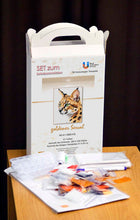Lade das Bild in den Galerie-Viewer, Stickpackung mit Perlen "goldener Serval"
