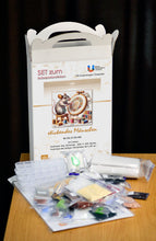 Lade das Bild in den Galerie-Viewer, Stickpackung mit Perlen &quot;stickendes Mäuschen&quot;
