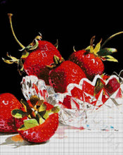 Lade das Bild in den Galerie-Viewer, Stickpackung mit Perlen &quot;Erdbeeren in einer Vase&quot;
