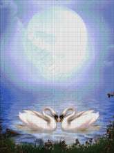 Lade das Bild in den Galerie-Viewer, Stickpackung mit Perlen &quot;Schwäne unter dem Mond&quot;
